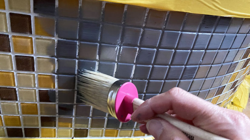 Fliesen streichen mit Kreidefarbe